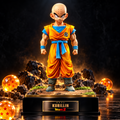 Figura coleccionable Krillin de Dragon Ball Z con uniforme naranja y base identificadora